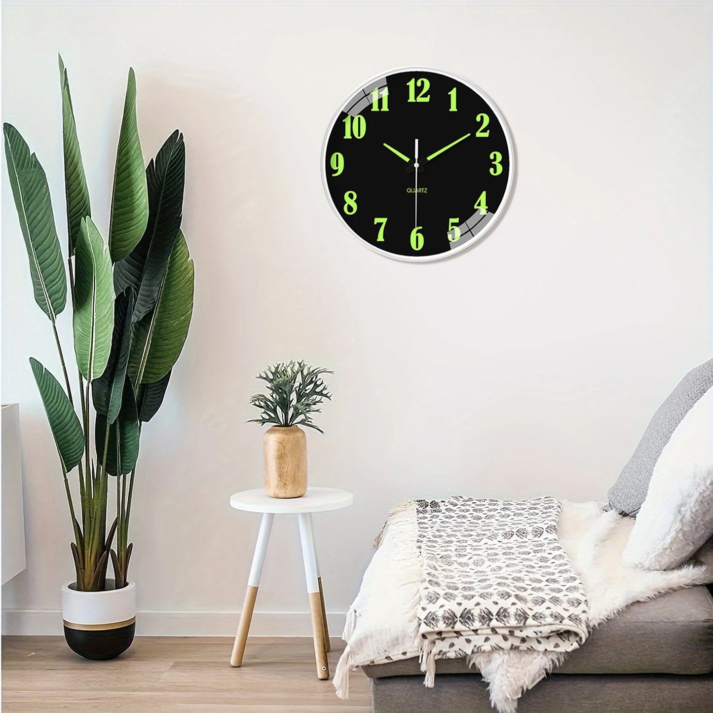 1pc glow-in-the-dark wall clock, silent clock that is quiet and does not tick, glow-in-the-dark clock, powered by a quartz batte